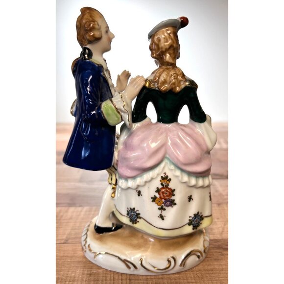 Vintage Occupied Japan Porcelain Figurine Of Colonial Couple In Detailed Attire - Picture 4 of 5